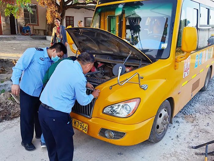 高州:校車陷入路邊沙堆,民警成功助其脫困! 高州:校車陷入路邊沙堆,民警成功助其脫困!
