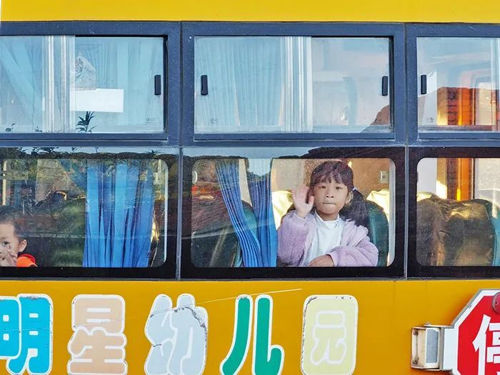 高州:校車陷入路邊沙堆,民警成功助其脫困! 高州:校車陷入路邊沙堆,民警成功助其脫困!