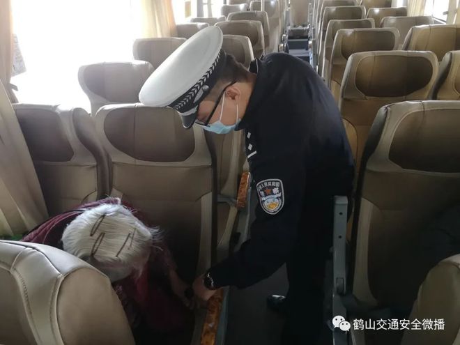 歲末年初 鶴山交警全力加強公交車、校車交通安全管理工作 歲末年初 鶴山交警全力加強公交車、校車交通安全管理工作