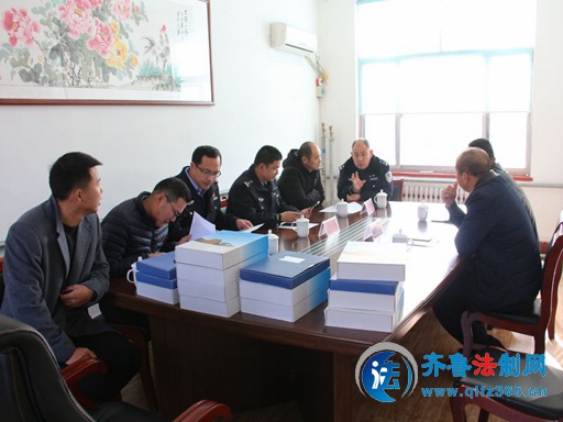 萊陽(yáng)交警對(duì)校車實(shí)行安全管控/ 萊陽(yáng)交警對(duì)校車實(shí)行安全管控