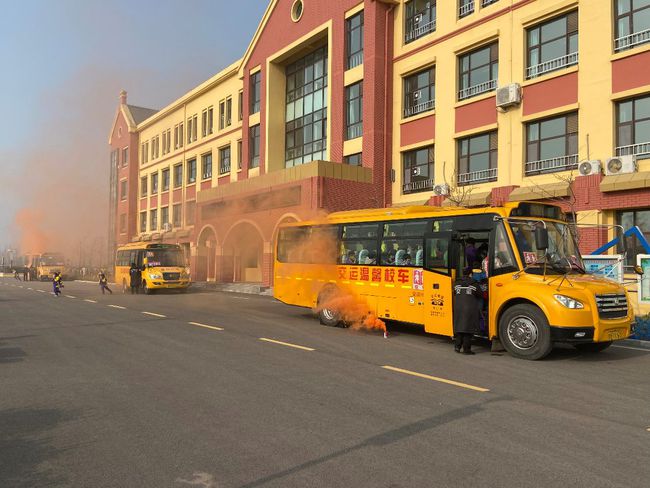 膠州市慧海小學舉行文明乘車暨校車應急逃生演練