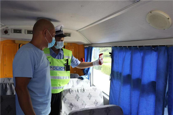 河北香河交警大隊深化夏季治安“百日行動”