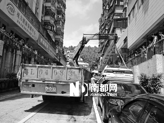 <p>交警正在用吊車把被撞的小轎車拖走。南都記者李立君攝<br /></p>