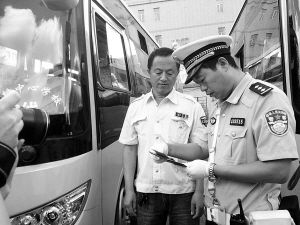 兩天時間為140輛校車“體檢” 確保校車“身體健康”