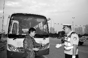 無資質竟運營 違規校車被扣 無資質竟運營 違規校車被扣