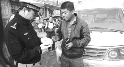 核載23人校車擠60個小學生 司機棄車逃逸 交警嚴查校車、送子車。