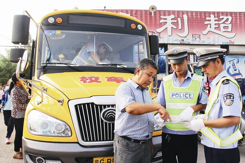 
        民警在進行校車安全檢查的同時，向駕駛員宣傳相關安全規定
      