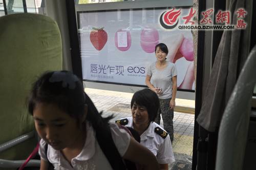 國際無車日探班青島專業校車 家長學生都夸好