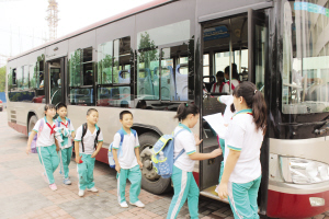 近600孩子每人有座 津南16輛校車4年“零事故”