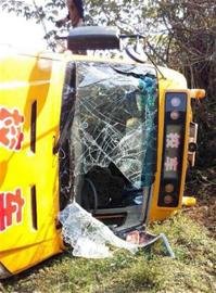 湖南岳陽校車側翻致3名學生受傷 因司機操作不當