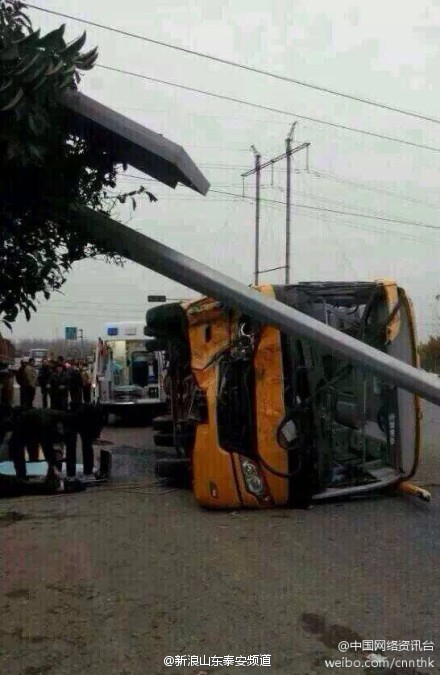 山東青島一校車發生車禍側翻 司機當場身亡