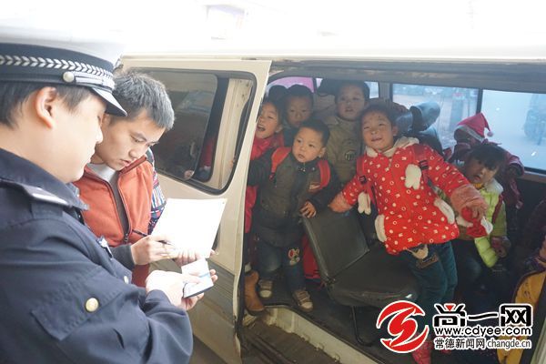 【不文明現(xiàn)象曝光臺】“校車”超載安全意識何在