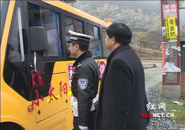 交警與校車辦聯(lián)合查處未取得標(biāo)牌校車