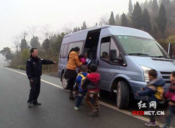 交警轉(zhuǎn)移車上學(xué)生