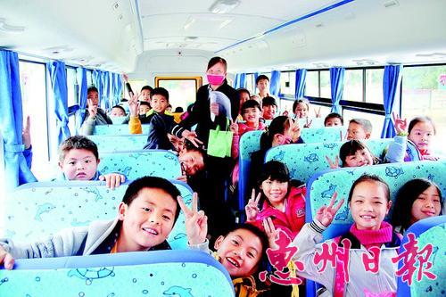 　　▲學(xué)生們開心地坐上免費(fèi)校車。