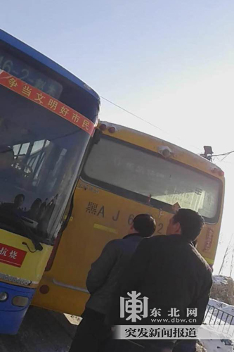 哈爾濱松北區(qū)一校車與公交車相撞