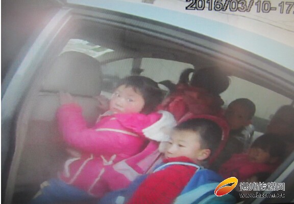 關注校車安全刻不容緩 一輛小轎車竟“塞了”8個孩子