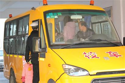 微面刷黃漆戴警燈高仿校車 學生嚴重超員