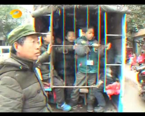 “鐵籠校車”里的孩子截圖
