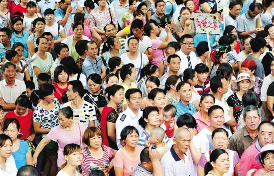 海口金盤實驗學校門口接送孩子的家長。記者 劉孫謀 攝