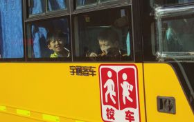 企業為員工子女提供“校車”服務值得一贊