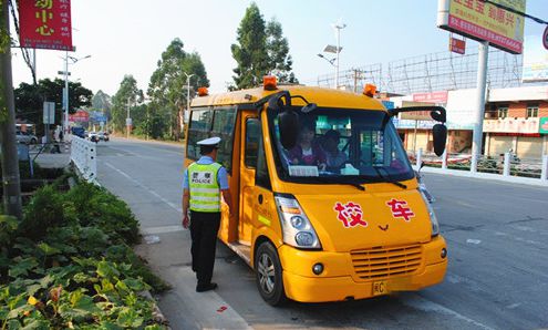 校車上坐著12名小學生 司機竟然酒后駕駛 校車上坐著12名小學生 司機竟然酒后駕駛
