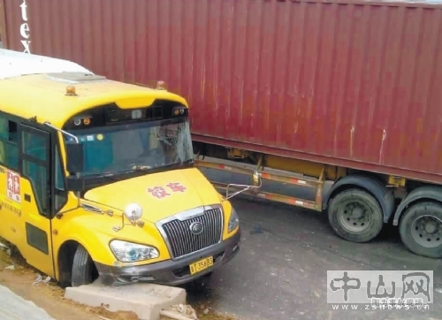 集裝箱貨車與校車相撞所幸車上學(xué)生無人受傷