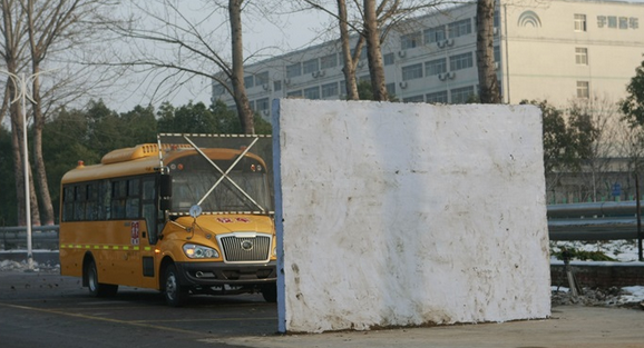 宇通校車穿墻而過僅車前臉部分破損 小伙伴們驚呆了