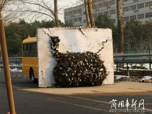 瘋狂校車直面瘋狂測(cè)試 宇通表示很淡定 瘋狂校車直面瘋狂測(cè)試 宇通表示很淡定