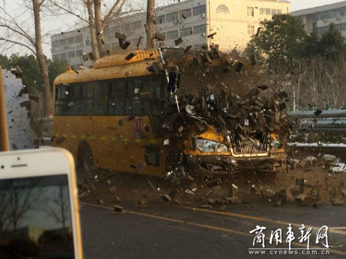 瘋狂校車直面瘋狂測(cè)試 宇通表示很淡定 瘋狂校車直面瘋狂測(cè)試 宇通表示很淡定