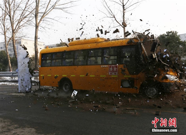 直擊國內校車安全測試：高速撞墻而過不壞
