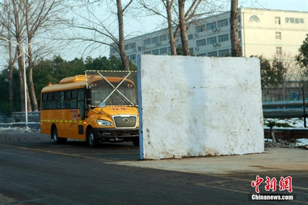 直擊國內校車安全測試：高速撞墻而過不壞