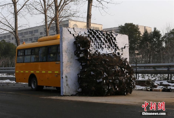 直擊國內校車安全測試：高速撞墻而過不壞