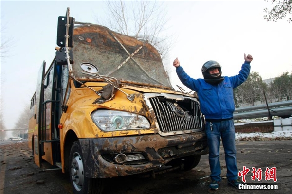 直擊國內校車安全測試：高速撞墻而過不壞