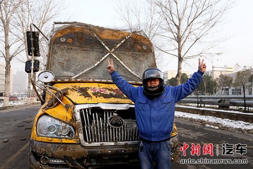 撞擊后能正常開啟車門 宇通校車成功挑戰撞墻測試