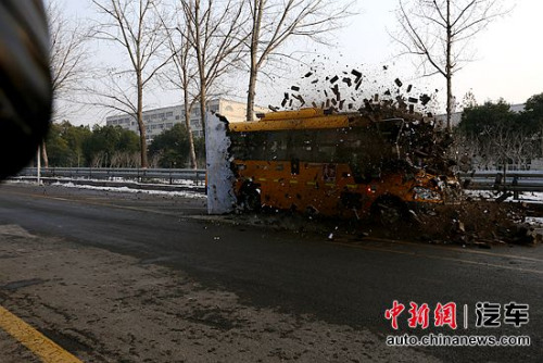 撞擊后能正常開啟車門 宇通校車成功挑戰撞墻測試