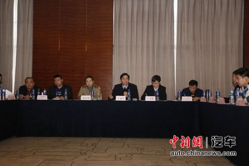 撞擊后能正常開啟車門 宇通校車成功挑戰撞墻測試