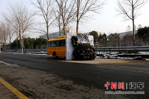 撞擊后能正常開啟車門 宇通校車成功挑戰撞墻測試