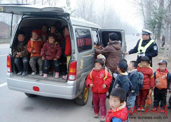 “校車”裝28人客車擠65人 安全行車豈能當兒戲