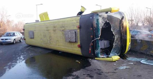 哈爾濱一中學校車側翻 擋風玻璃碎裂