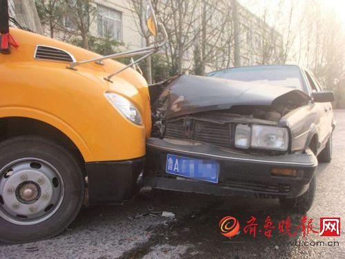 一輛載有20多名小學(xué)生的校車與一輛轎車發(fā)生撞擊事故，轎車車損嚴(yán)重。肇事的轎車司機(jī)下車查看后，旋即棄車跑了。幸運(yùn)的是，兩車車主和校車上的孩子們并無(wú)人員傷亡。