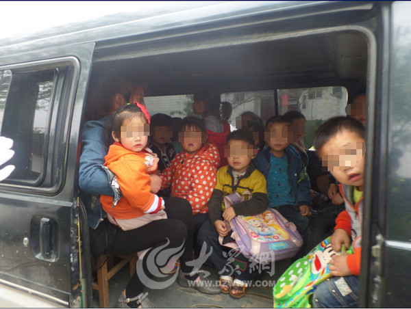 驚呆了！核載11人報廢“黑校車”竟塞了35人