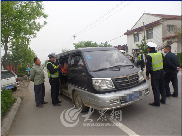驚呆了！核載11人報廢“黑校車”竟塞了35人