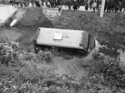 載有20多名孩子幼兒園校車翻入河中 幸無人員傷亡 載有20多名孩子幼兒園校車翻入河中 幸無人員傷亡