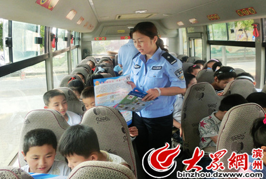 沾化交警擰緊校車安全閥 保證學生交通安全