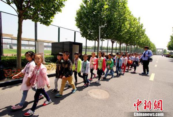 天津30多輛“大鼻子”校車擁有了合法“身份證”