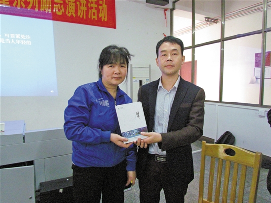 校車司機(jī)也文藝，為第一屆詩歌獎(jiǎng)得主頒獎(jiǎng)