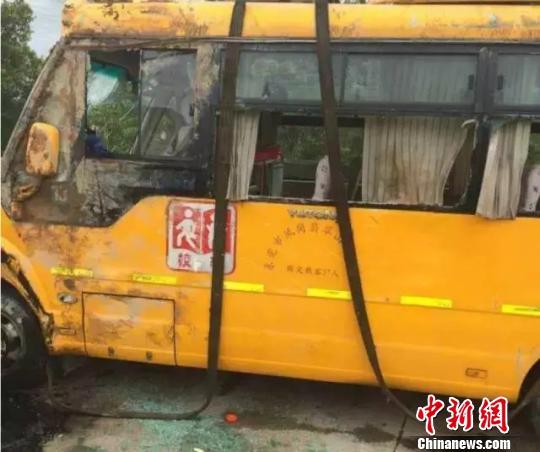 校車之殤:廣東校車側翻,已有人員傷亡 28日上午,廣東東莞塘廈鎮發生一起校車側翻事件,事故造成1名11歲的女學生死亡,另有14名學生與1名跟車員、1名司機受輕傷被送往醫院接受檢查。圖為救援現場。