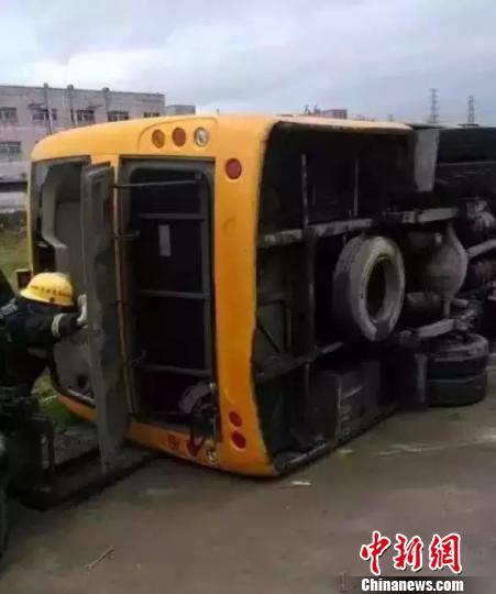 校車之殤:廣東校車側翻,已有人員傷亡 28日上午,廣東東莞塘廈鎮發生一起校車側翻事件,事故造成1名11歲的女學生死亡,另有14名學生與1名跟車員、1名司機受輕傷被送往醫院接受檢查。圖為救援現場。