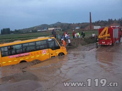 內蒙古校車被困泥水中，消防官兵助理脫困